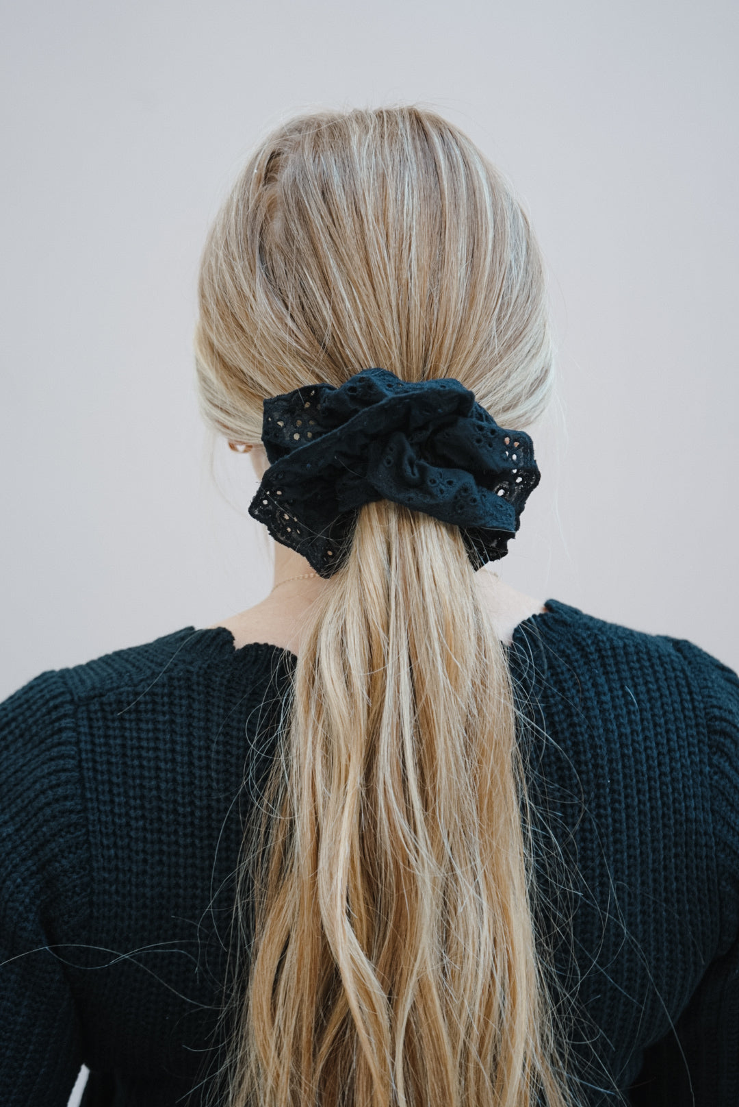 eyelet lace scrunchie (2 color options)