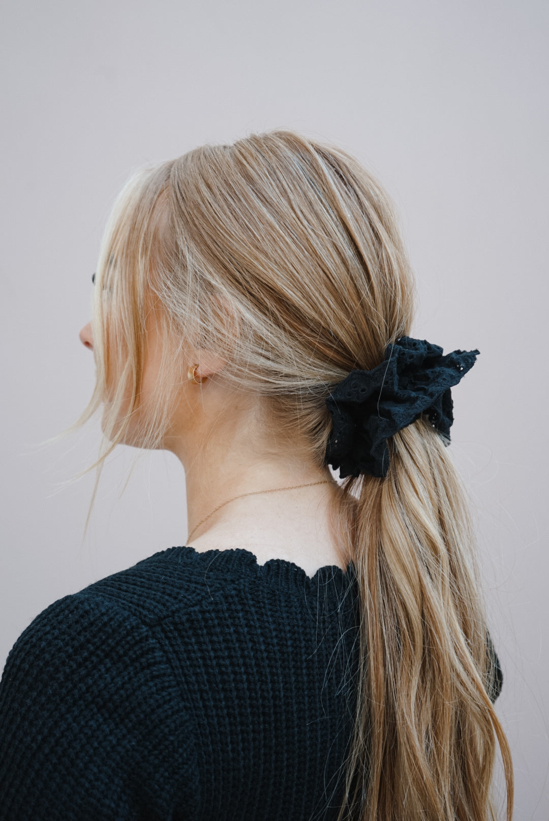 eyelet lace scrunchie (2 color options)