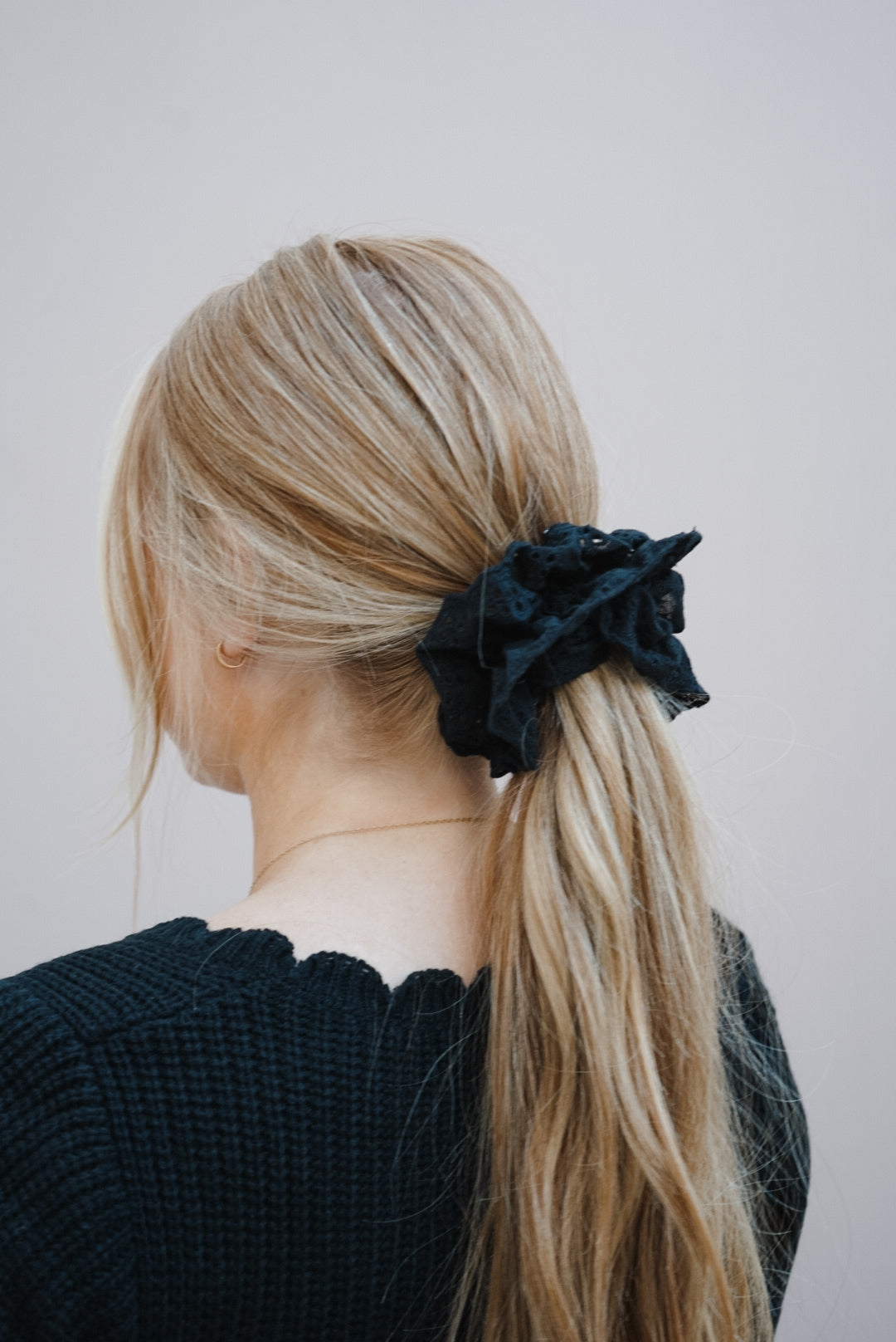 eyelet lace scrunchie (2 color options)