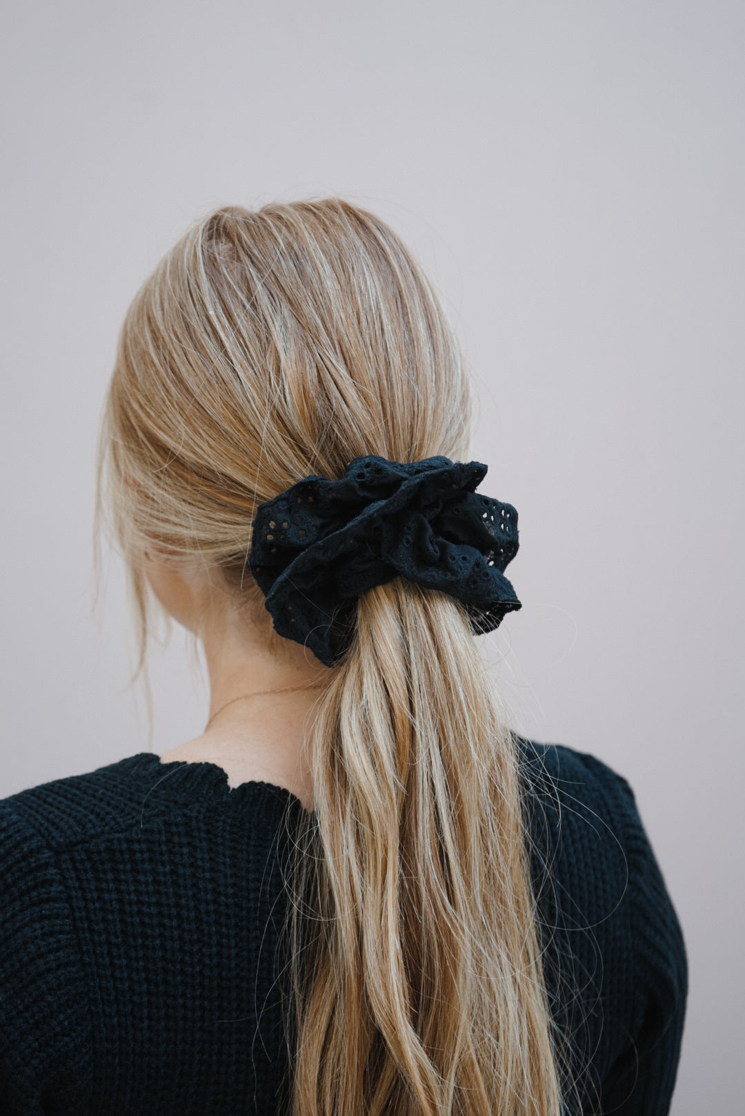 eyelet lace scrunchie (2 color options)