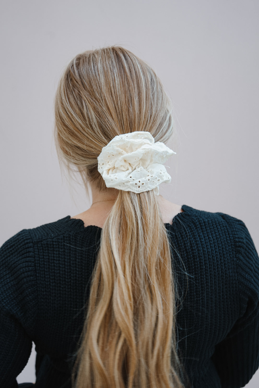 eyelet lace scrunchie (2 color options)