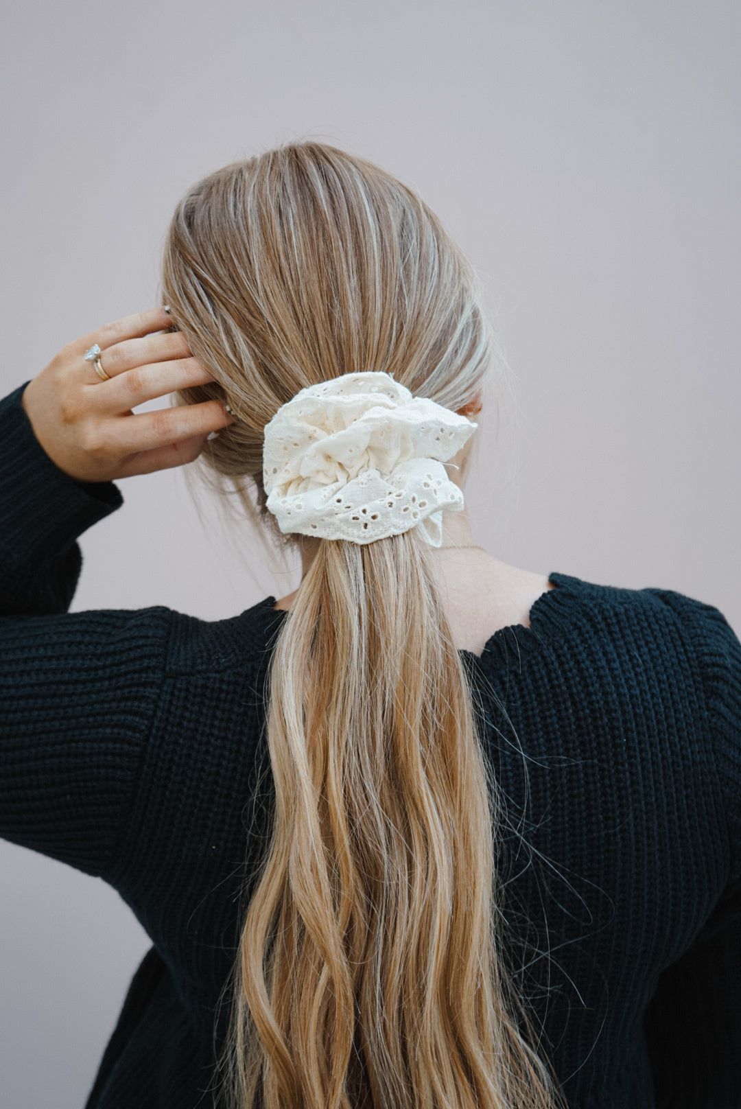 eyelet lace scrunchie (2 color options)