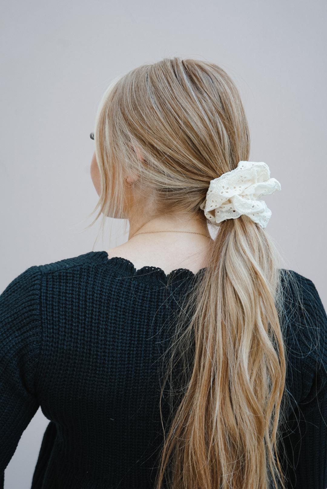 eyelet lace scrunchie (2 color options)