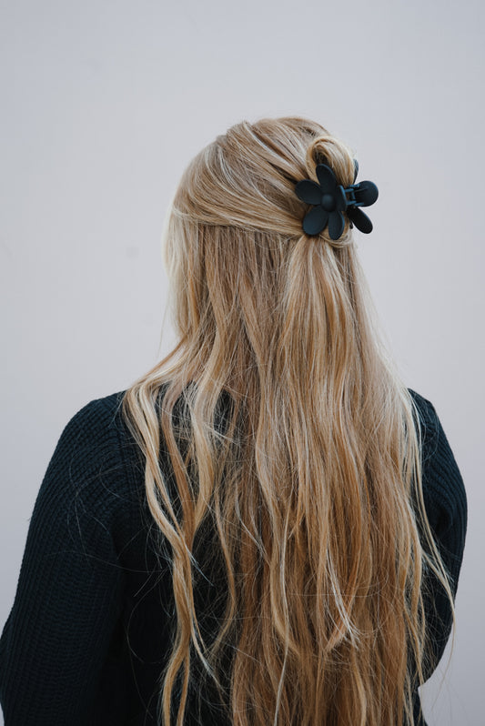 black daisy claw