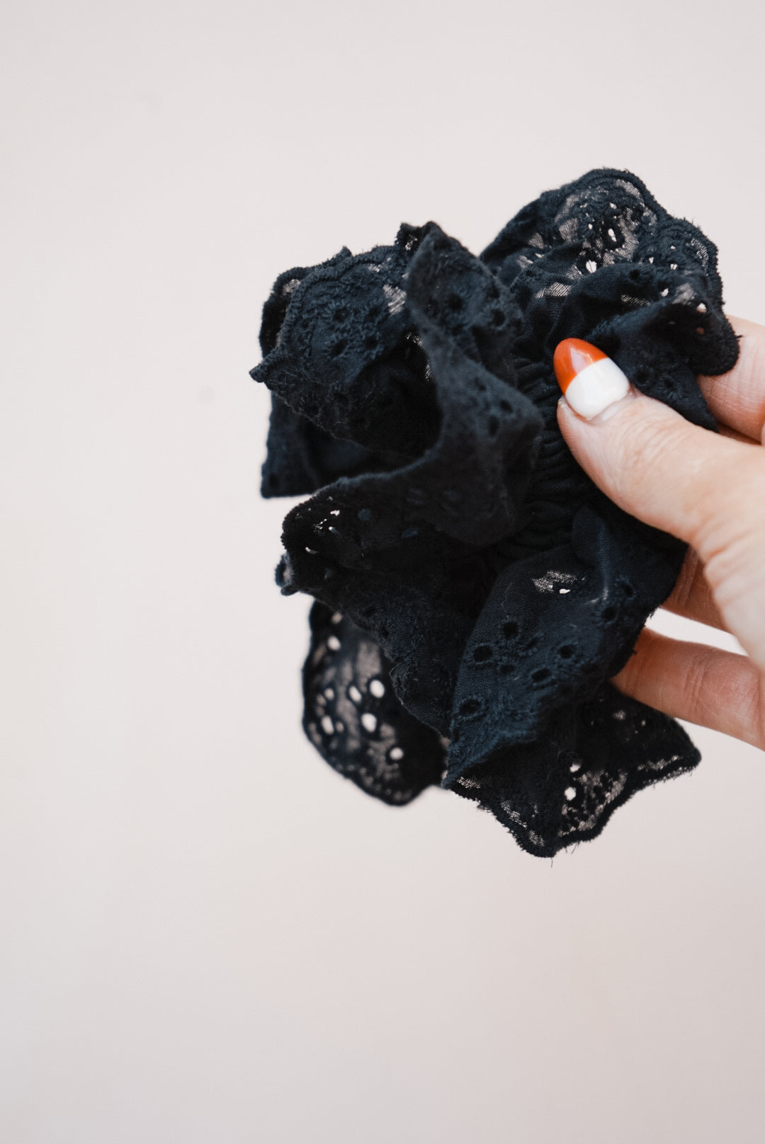 eyelet lace scrunchie (2 color options)