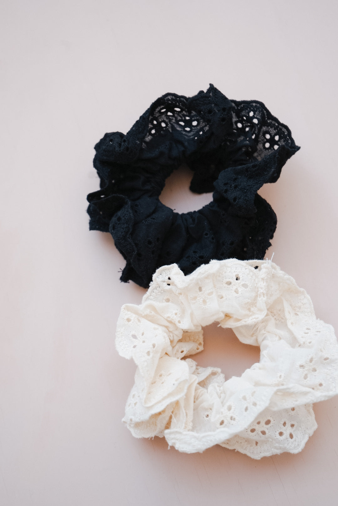 eyelet lace scrunchie (2 color options)