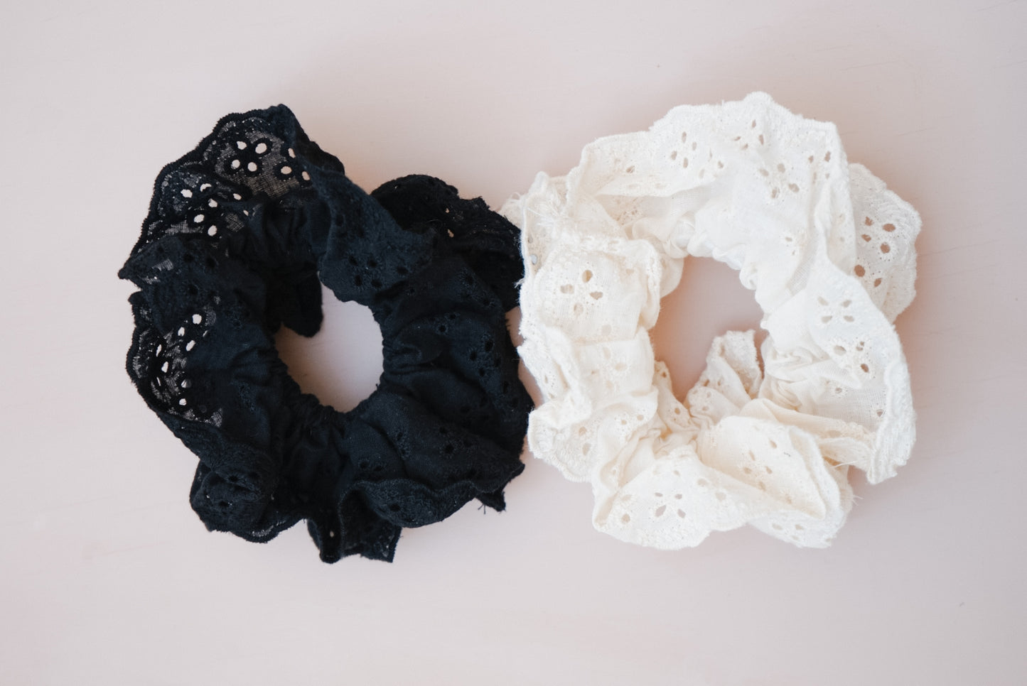 eyelet lace scrunchie (2 color options)