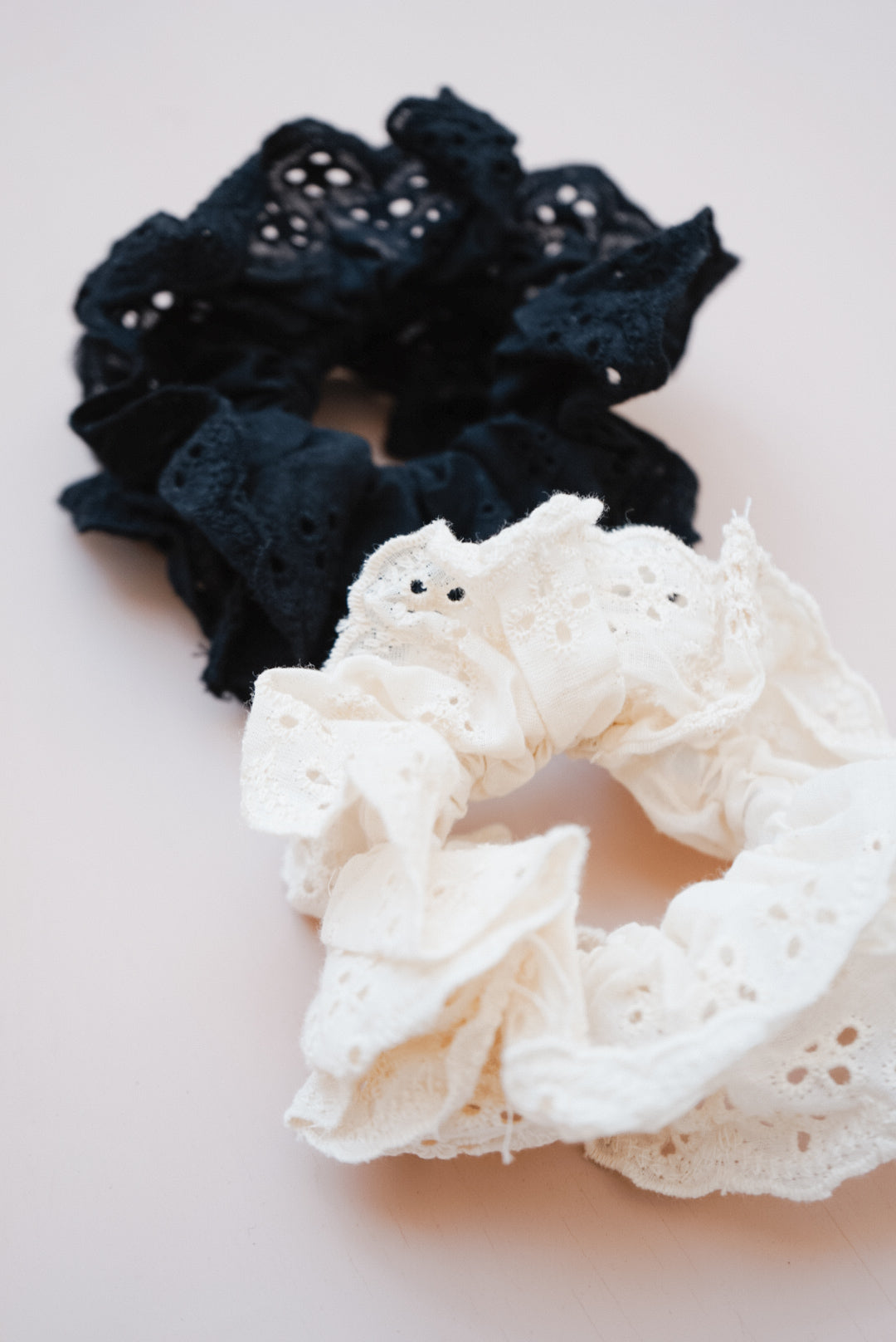 eyelet lace scrunchie (2 color options)