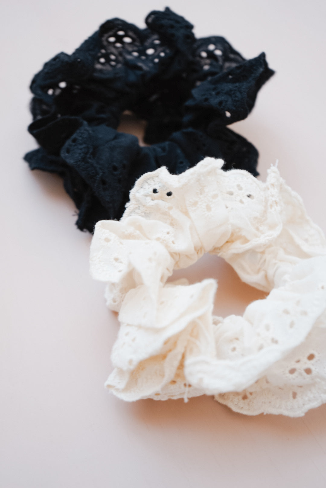 eyelet lace scrunchie (2 color options)