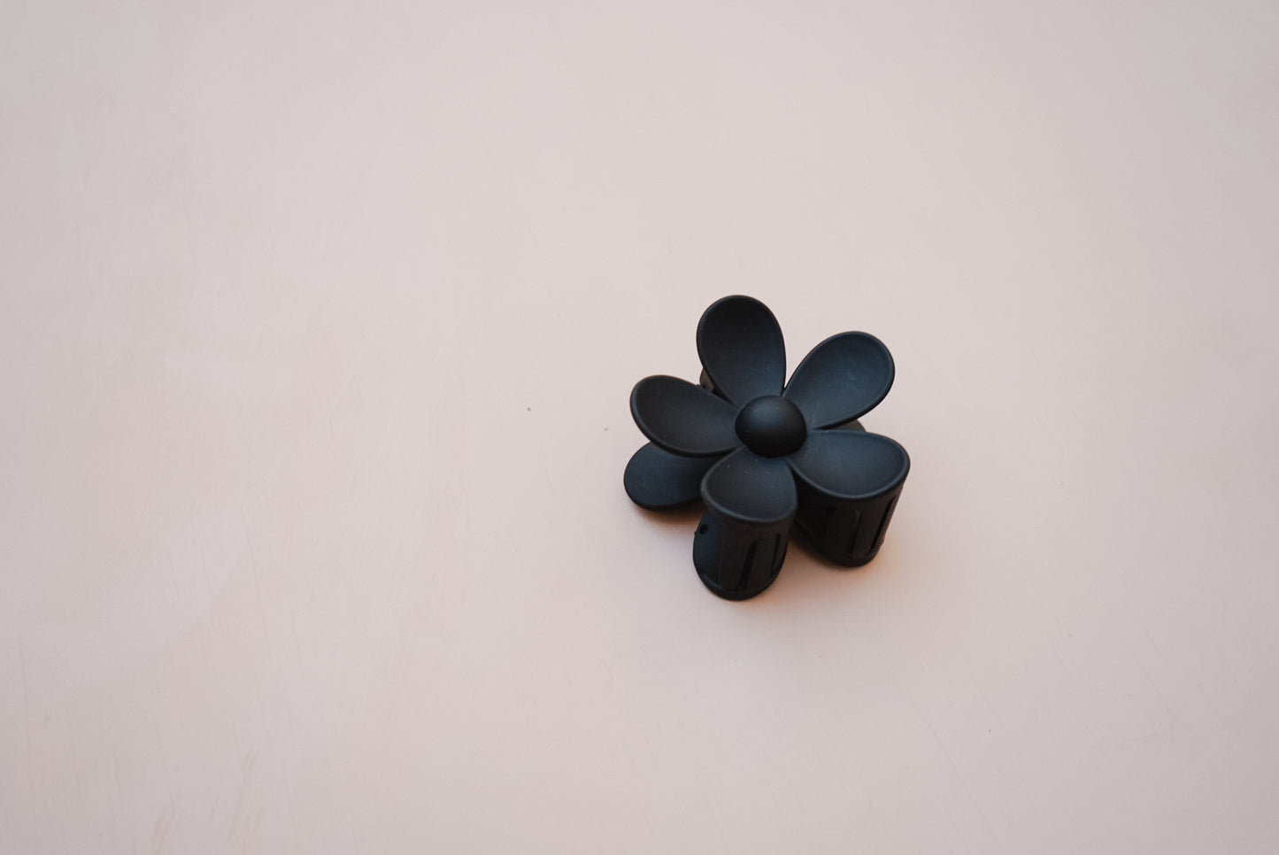 black daisy claw