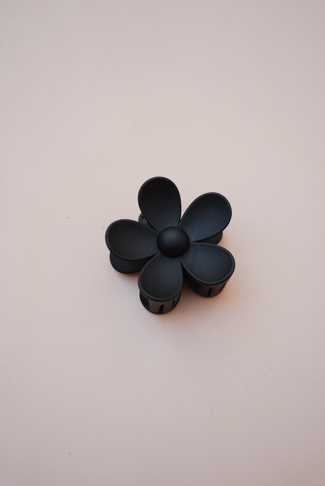 black daisy claw