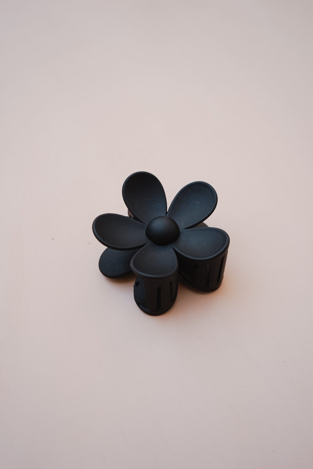 black daisy claw